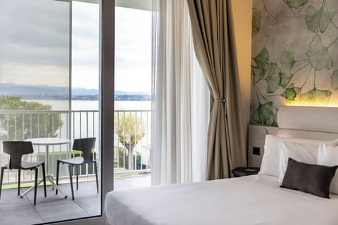 Superior Double or Twin Room, Lake View | Minibar, in-room safe, desk, cribs/infant beds