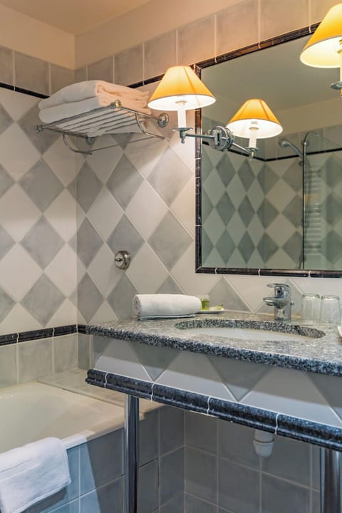 Standard Double Room | Bathroom | Free toiletries, hair dryer, towels, soap