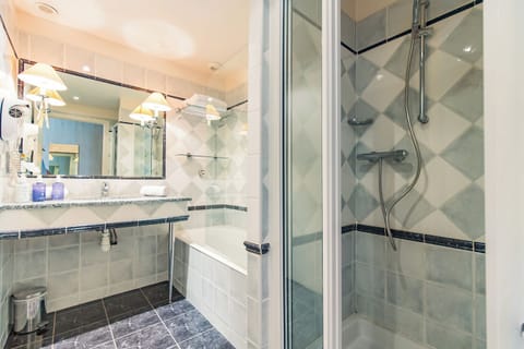 Superior Double Room | Bathroom | Free toiletries, hair dryer, towels, soap