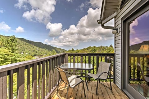 Beech Mountain Vacation Rental | 2BR | 2.5BA | 1,200 Sq Ft | 4 Stairs Required