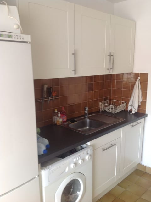 Newly renovated and fully furnished kitchen w/ washer/dryer