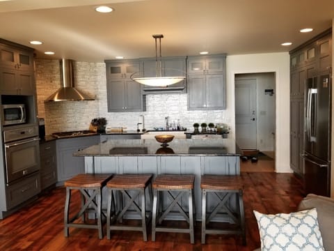 Seating for 4 at island 