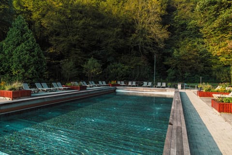 2 indoor pools, 3 outdoor pools
