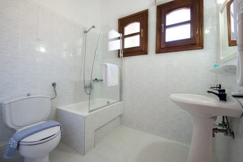 Family Room | Bathroom | Combined shower/tub, free toiletries, hair dryer, towels