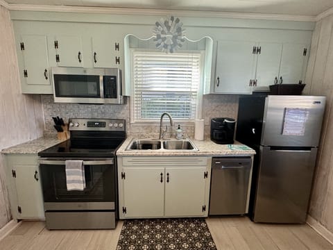 Kitchen - Oven w/Airfryer, Blender, Crockpot, Toaster, Keurig Duo Coffee Maker