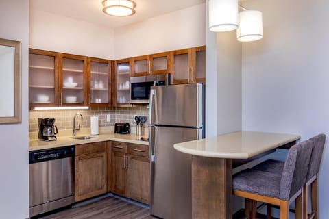 Coffee/tea maker, full-size fridge, microwave, stovetop