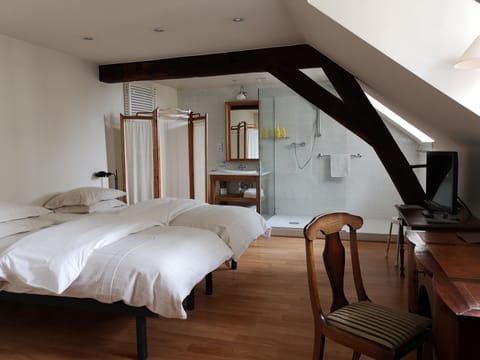 Comfort Room, 1 King Bed, City View | Minibar, free WiFi, bed sheets