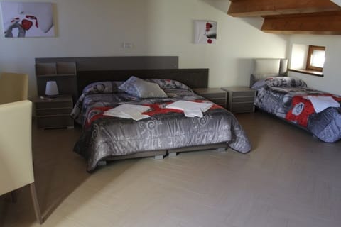 Triple Room | Desk, free WiFi, bed sheets