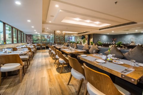 2 restaurants; breakfast, lunch, and dinner served