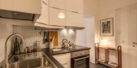 Apartment, 1 Bedroom | Private kitchenette | Fridge, oven, stovetop, cookware/dishes/utensils
