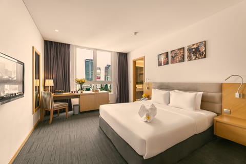 Executive Deluxe | Minibar, in-room safe, desk, blackout drapes
