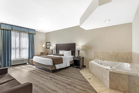 Standard Room, 1 King Bed, Non Smoking, Jetted Tub | In-room safe, desk, laptop workspace, soundproofing