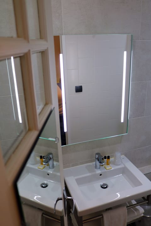 Triple Room, Annex Building (Saint-Michel) | Bathroom | Free toiletries, towels