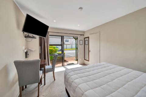 Master Studio with Walk-in Shower | Premium bedding, desk, blackout drapes, free WiFi