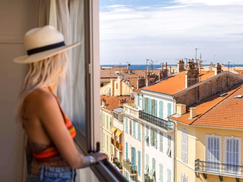 1 bedroom, premium bedding, desk, soundproofing