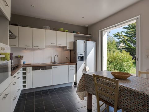 Property, Room, Furniture, Kitchen, Building, Interior Design, Countertop, House, Cabinetry, Home