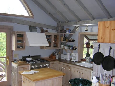 fully equipped kitchen for gourmet meals