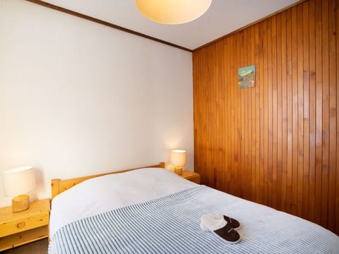 Furniture, Property, Comfort, Building, Light, Wood, Textile, Interior Design, Lighting