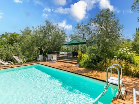 Water, Cloud, Plant, Sky, Property, Swimming Pool, Azure, Building, Tree, Body Of Water