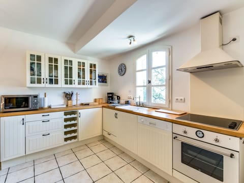 Property, Room, Kitchen, Cabinetry, Furniture, Countertop, Building, Interior Design, House, Floor