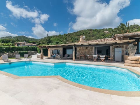 Cloud, Water, Sky, Property, Plant, Swimming Pool, Building, Window, Azure, Blue