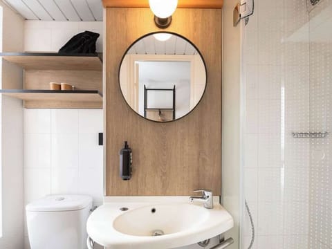 Shower, eco-friendly toiletries, hair dryer, towels