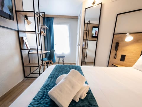 Standard Room, 1 Double Bed | Premium bedding, desk, laptop workspace, blackout drapes