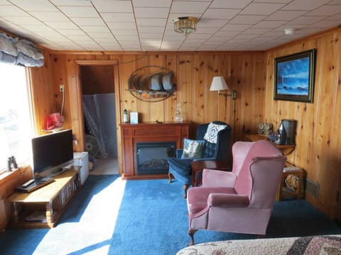 Captain's Suite (Located on 3rd floor) | Living area | TV, fireplace, DVD player
