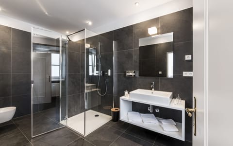 Suite | Bathroom | Eco-friendly toiletries, hair dryer, bathrobes, slippers