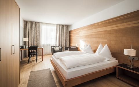 Comfort Double Room | Bathroom amenities | Eco-friendly toiletries, hair dryer, bathrobes, slippers