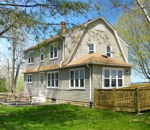 Yahr House (side and back view).
