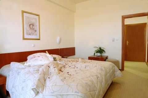 Desk, soundproofing, cribs/infant beds, free WiFi