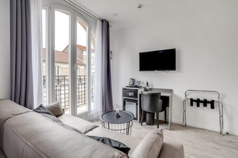 Deluxe Suite, 1 King Bed, Non Smoking | Individually decorated, individually furnished, desk, iron/ironing board