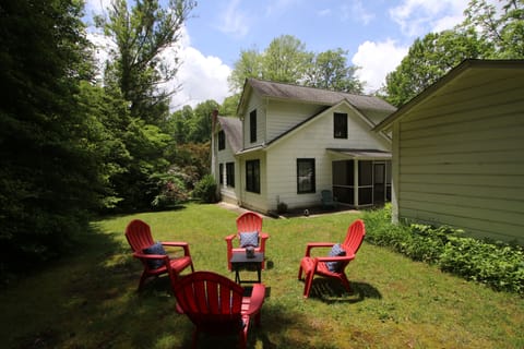 Additional photo of backyard