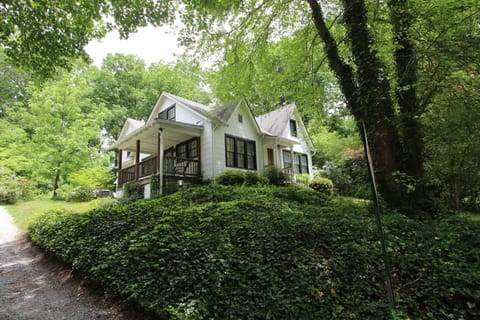 Comfortable light filled Cottage in Downtown Brevard 