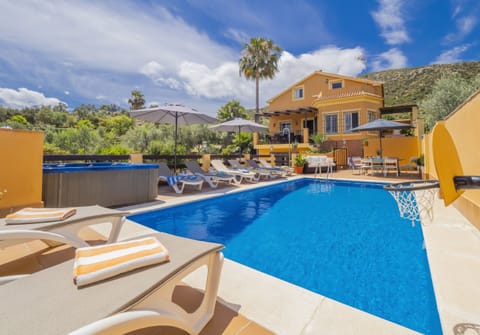 Rural accommodation in Alhaurín de la Torre, very well connected and with a private pool.