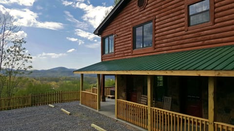 Mountain Views with a Secluded Relaxing Setting!