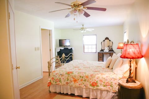 Master bedroom 2nd floor/electric fireplace/TV