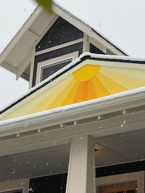 Welcome to The Ginkgo House, free parking, no stairs, pet and family friendly
