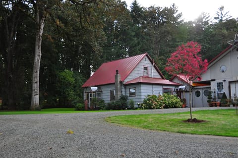 1880's Farm House in beautiful oak grove