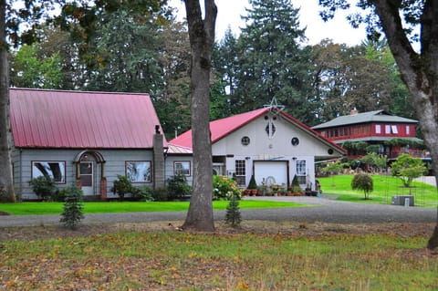 1880's Farm House on left with Donovan's pottery shop and show room.
