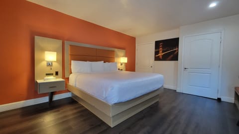 Standard Room, Accessible, King Bed | Hypo-allergenic bedding, desk, laptop workspace, iron/ironing board