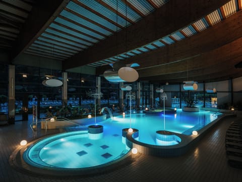 2 outdoor pools, sun loungers