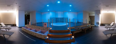 Indoor spa tub