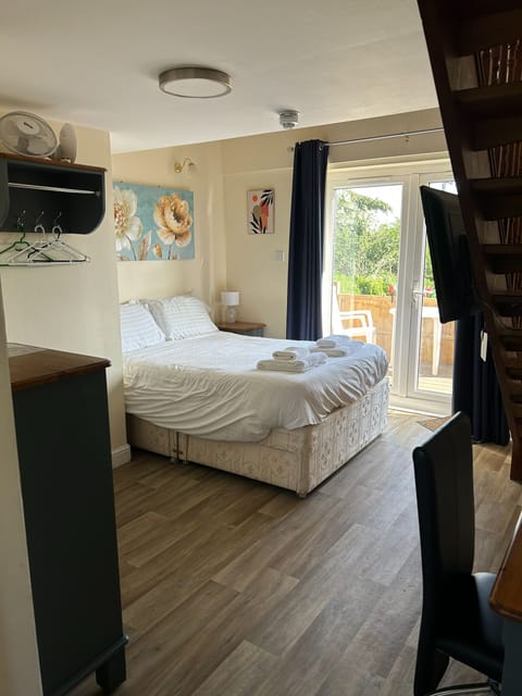 Premium Suite, Ensuite | Individually decorated, desk, laptop workspace, blackout drapes