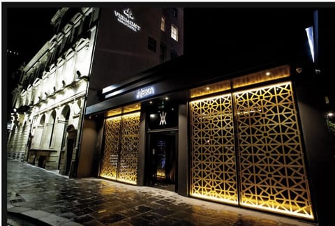 Hypo-allergenic bedding, minibar, in-room safe, desk