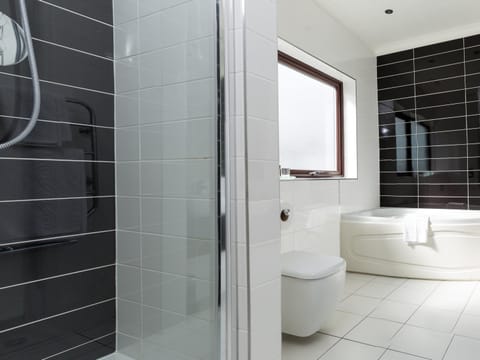 Superior Room, 1 King Bed | In-room safe, desk, soundproofing, iron/ironing board