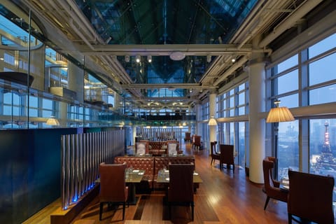 3 restaurants; breakfast, lunch, dinner, and brunch served