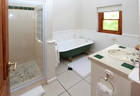 Standard Room, 1 Bedroom | Bathroom | Designer toiletries, hair dryer, bathrobes, towels