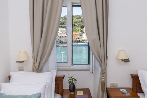 Deluxe Suite, Sea View | Select Comfort beds, minibar, in-room safe, soundproofing